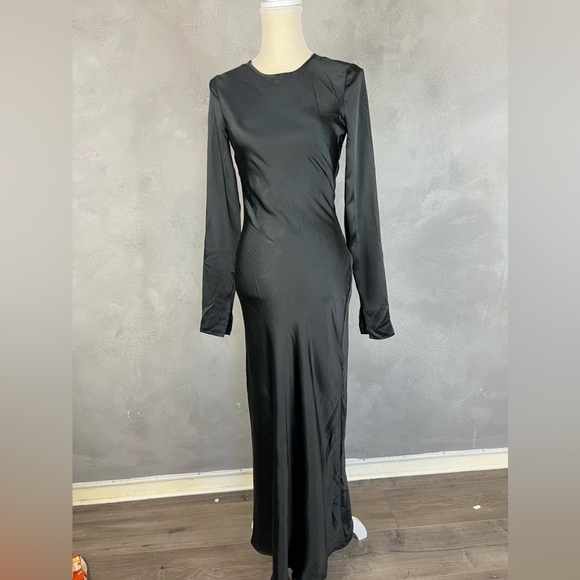 WeWoreWhat Dresses & Skirts - WEWOREWHAT backless gown size 2